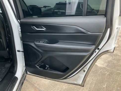 Used 2025 Jeep Grand Cherokee L Laredo RWD image 17