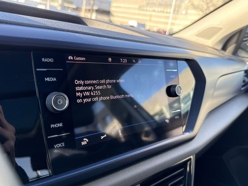 Used 2023 Volkswagen Taos SE w/ Panoramic Sunroof Package image 21