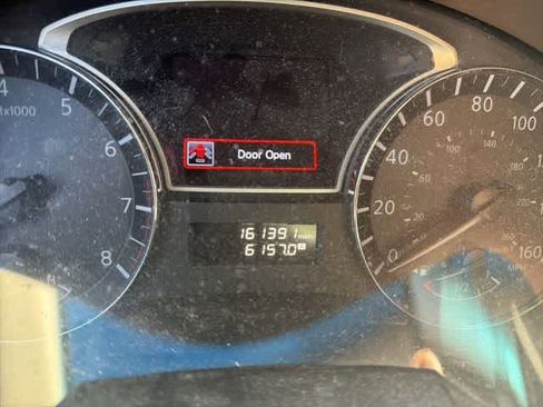 Used 2015 Nissan Altima 2.5 S w/ Special Edition Package FWD image 2