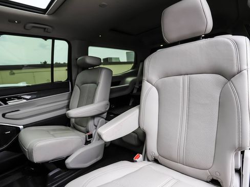 Used 2022 Jeep Wagoneer Series III w/ Premium Group I AWD/4WD image 22