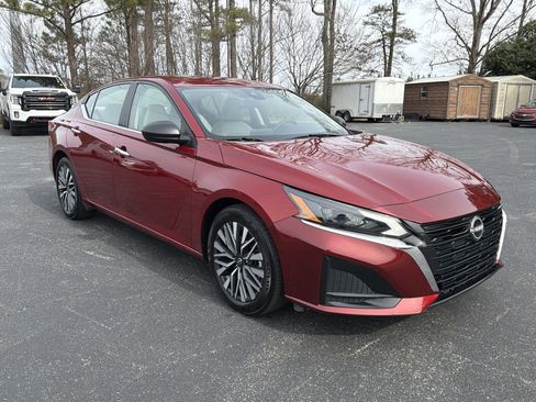 Used 2025 Nissan Altima 2.5 SV image 3