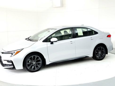 Used 2023 Toyota Corolla SE FWD image 2