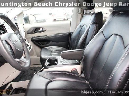 Used 2023 Chrysler Pacifica Touring-L image 31