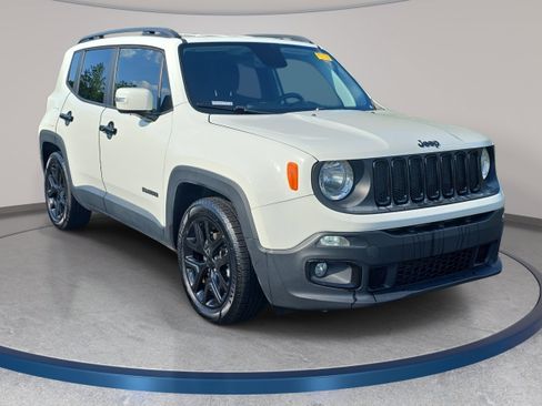 Used 2018 Jeep Renegade Altitude w/ Cold Weather Group FWD image 3