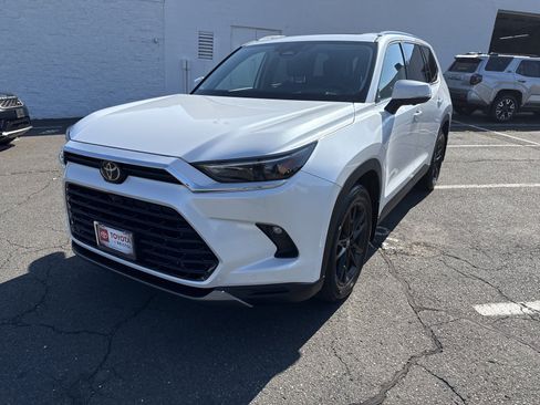 Used 2024 Toyota Grand Highlander AWD image 3