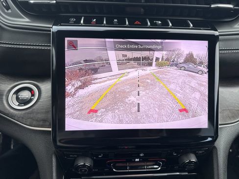 Used 2024 Jeep Grand Cherokee Limited image 15