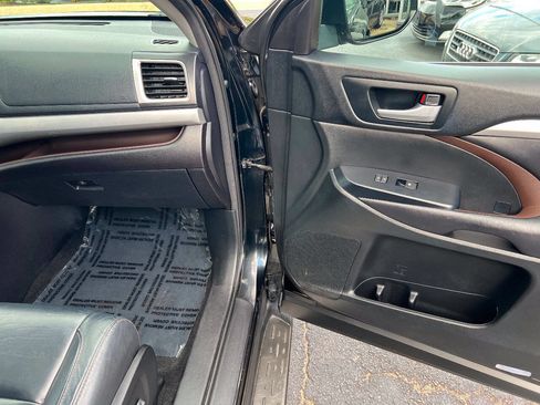 Used 2017 Toyota Highlander XLE w/ Carpet Mat Package AWD/4WD image 34