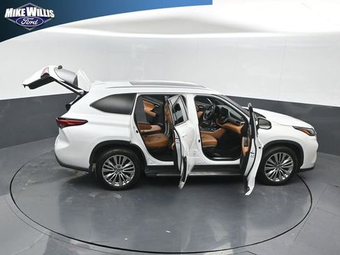 Used 2023 Toyota Highlander Platinum image 16