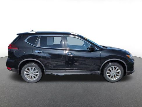 Used 2020 Nissan Rogue SV image 2