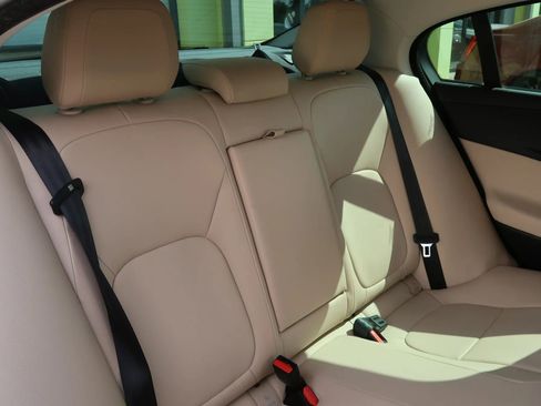 Used 2018 Jaguar XE image 24