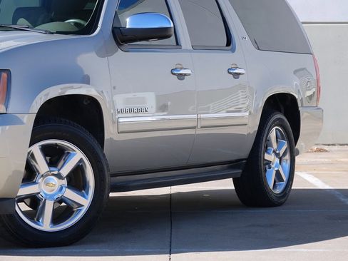 Used 2014 Chevrolet Suburban LTZ image 23