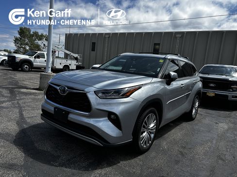 Used 2023 Toyota Highlander Platinum FWD image 1