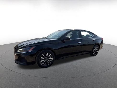 Used 2025 Nissan Altima 2.5 SV FWD image 8