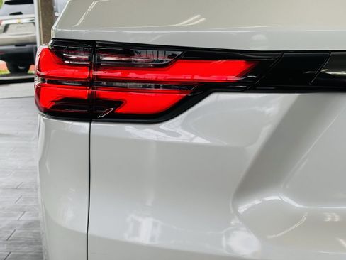 Used 2023 Chevrolet Traverse Premier w/ Redline Edition FWD image 9