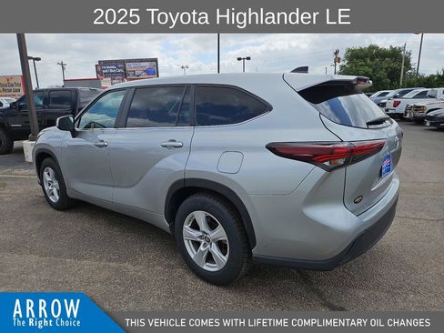 Used 2025 Toyota Highlander LE FWD image 8