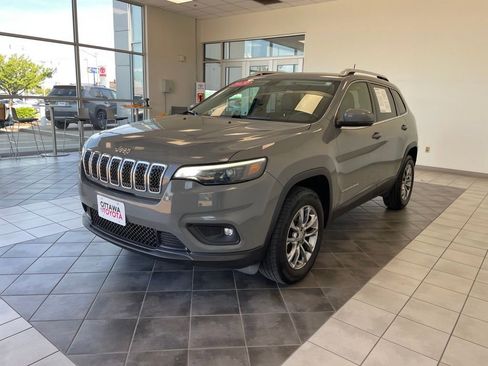 Used 2019 Jeep Cherokee Latitude Plus w/ Cold Weather Group AWD/4WD image 2