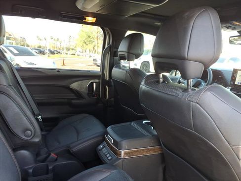 Used 2025 Toyota Sienna Platinum image 13