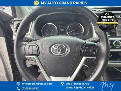 Used 2018 Toyota Highlander Plus AWD/4WD image 5
