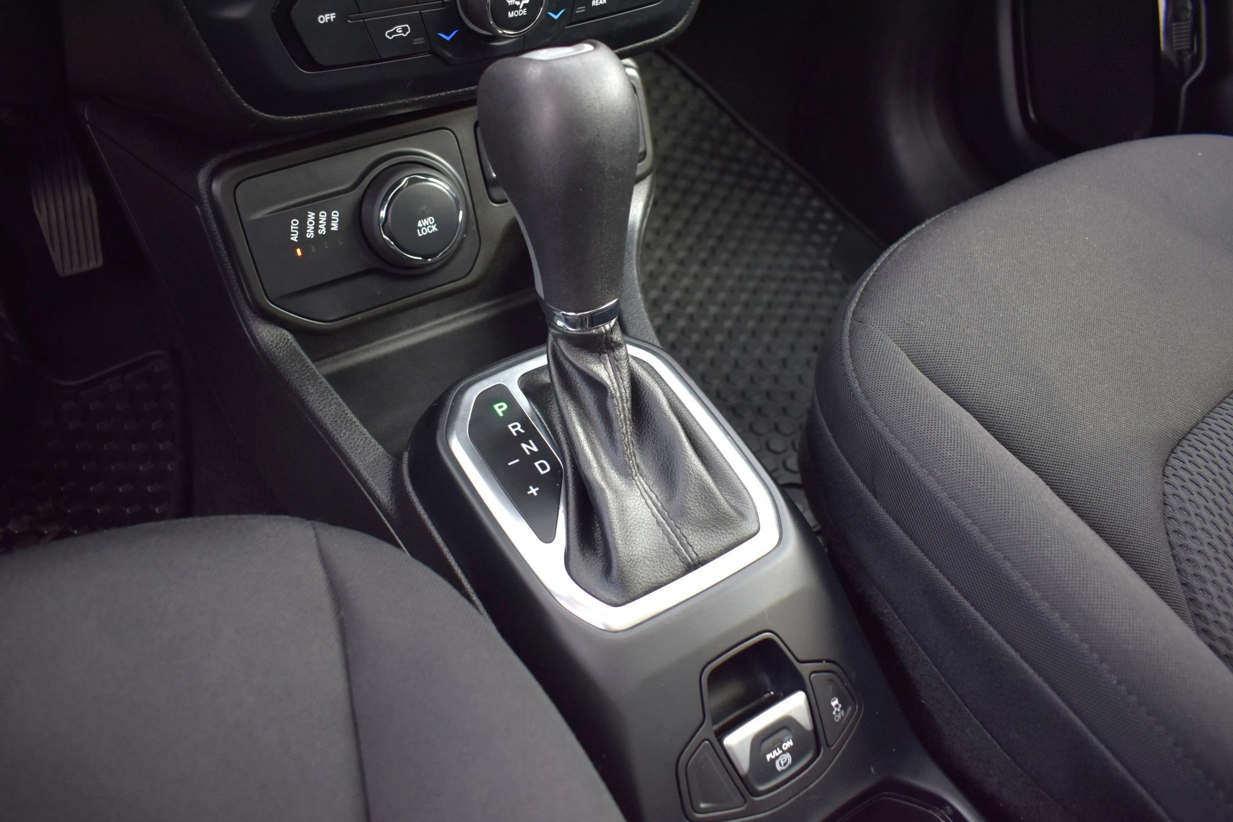 Used 2018 Jeep Renegade Altitude AWD/4WD image 27