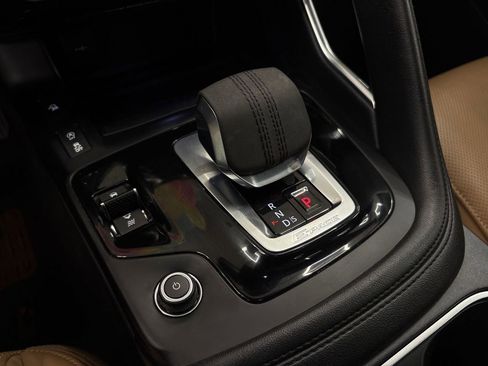 Used 2021 Jaguar E-PACE SE image 28