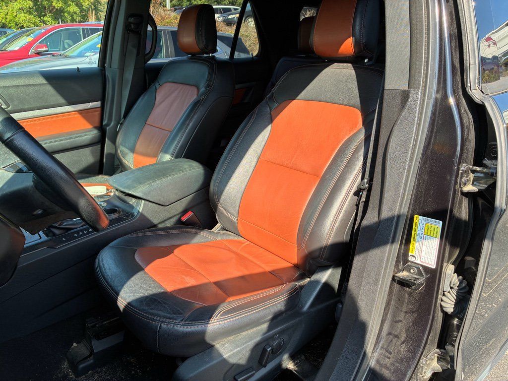 Used 2019 Ford Explorer XLT w/ Equipment Group 202A FWD image 4