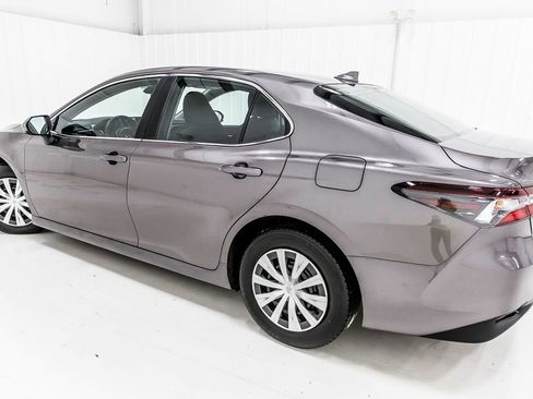 Used 2022 Toyota Camry LE FWD image 5
