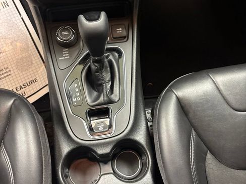 Used 2021 Jeep Cherokee Latitude Plus AWD/4WD image 13