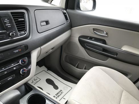 Used 2017 Kia Sedona L image 16