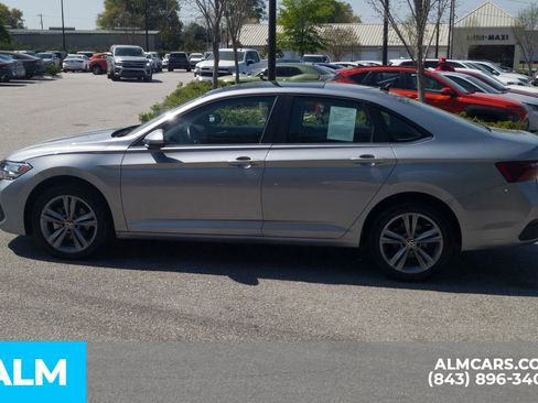 Used 2024 Volkswagen Jetta SE image 10