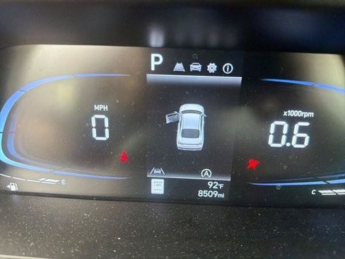 Certified 2025 Hyundai Elantra SE w/ Cargo Package FWD image 4