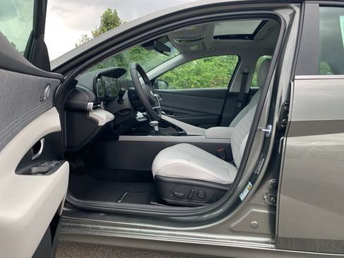 New 2025 Hyundai Elantra Limited image 4