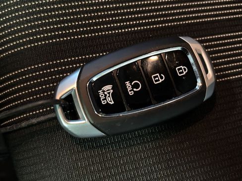 Used 2025 Hyundai Venue SEL image 23