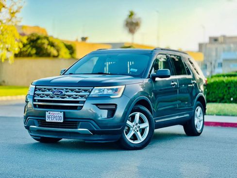 Used 2018 Ford Explorer XLT FWD image 1