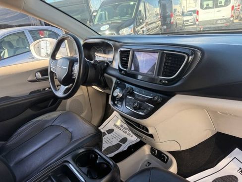 Used 2020 Chrysler Pacifica Touring-L FWD image 10