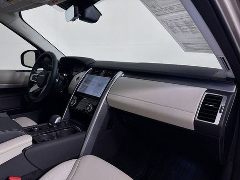Certified 2025 Land Rover Discovery Dynamic SE image 31