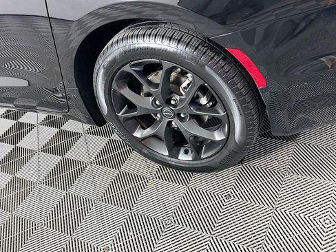 Used 2025 Chrysler Pacifica Limited image 41