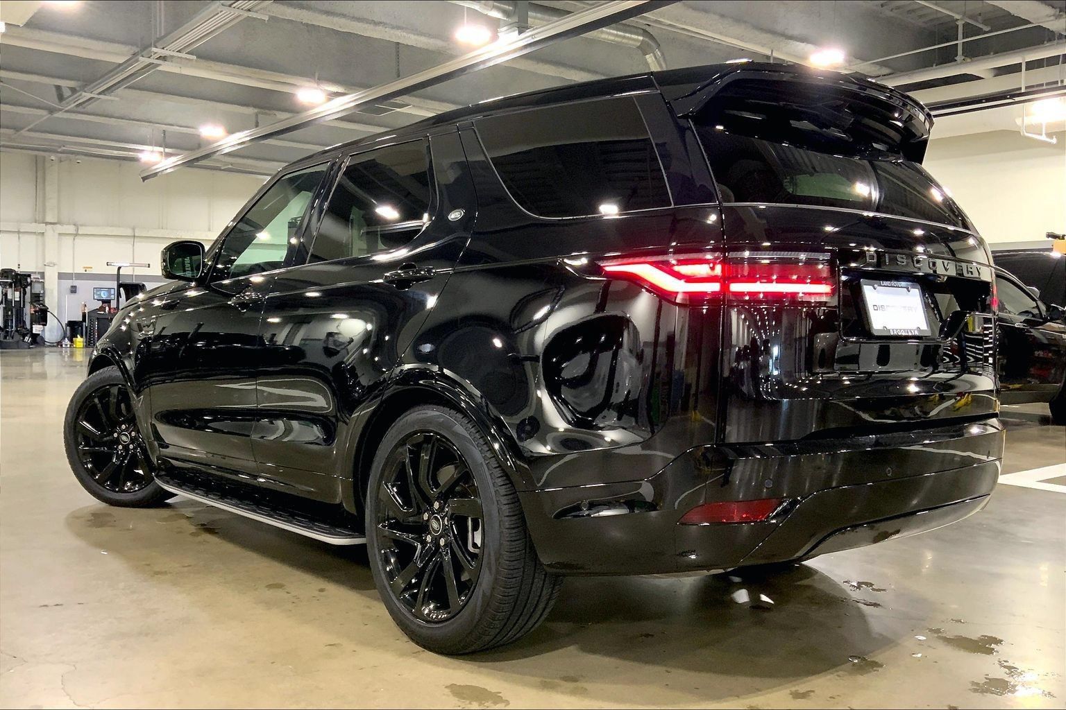 Certified 2025 Land Rover Discovery Dynamic SE AWD/4WD image 3