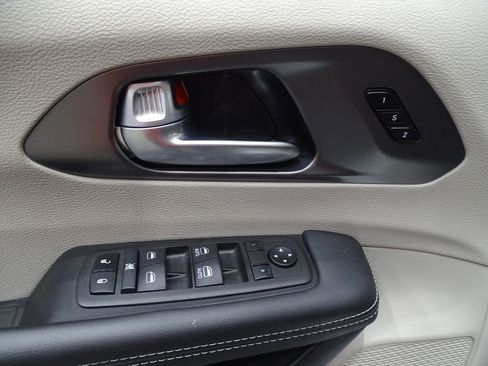 Used 2024 Chrysler Pacifica Touring-L image 14