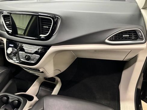 Used 2023 Chrysler Pacifica Touring-L FWD image 21