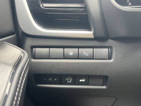 Certified 2025 Nissan Rogue SL w/ Tech Package FWD image 10