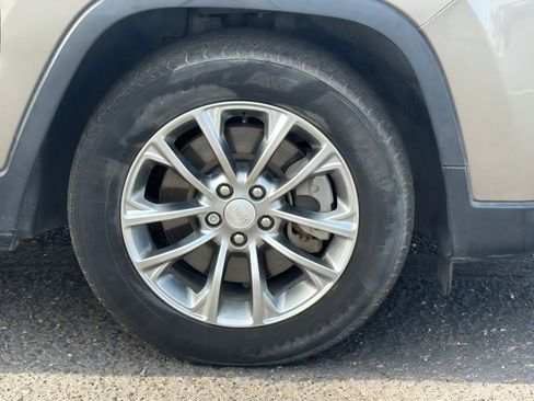 Used 2020 Jeep Cherokee Latitude Plus image 10