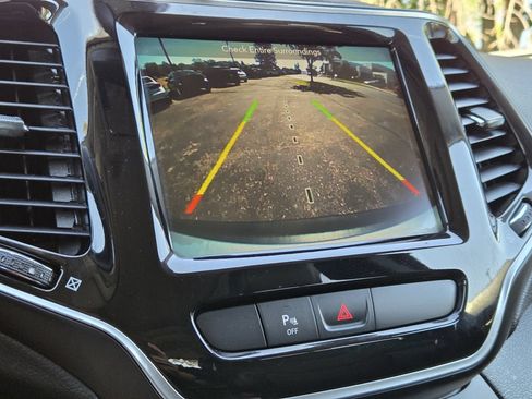 Used 2019 Jeep Cherokee Limited AWD/4WD image 13