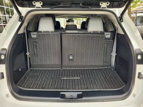 Used 2023 Toyota Highlander XLE AWD/4WD image 19