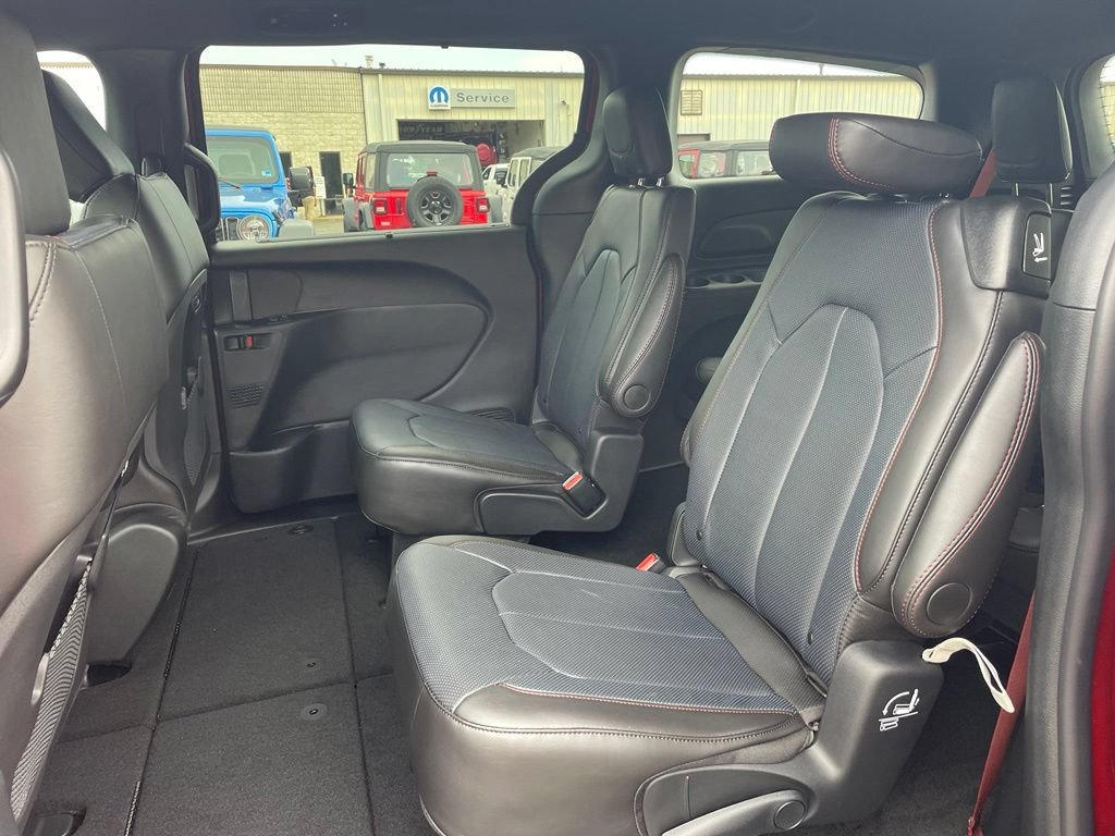 New 2027 Chrysler Pacifica Select FWD image 8