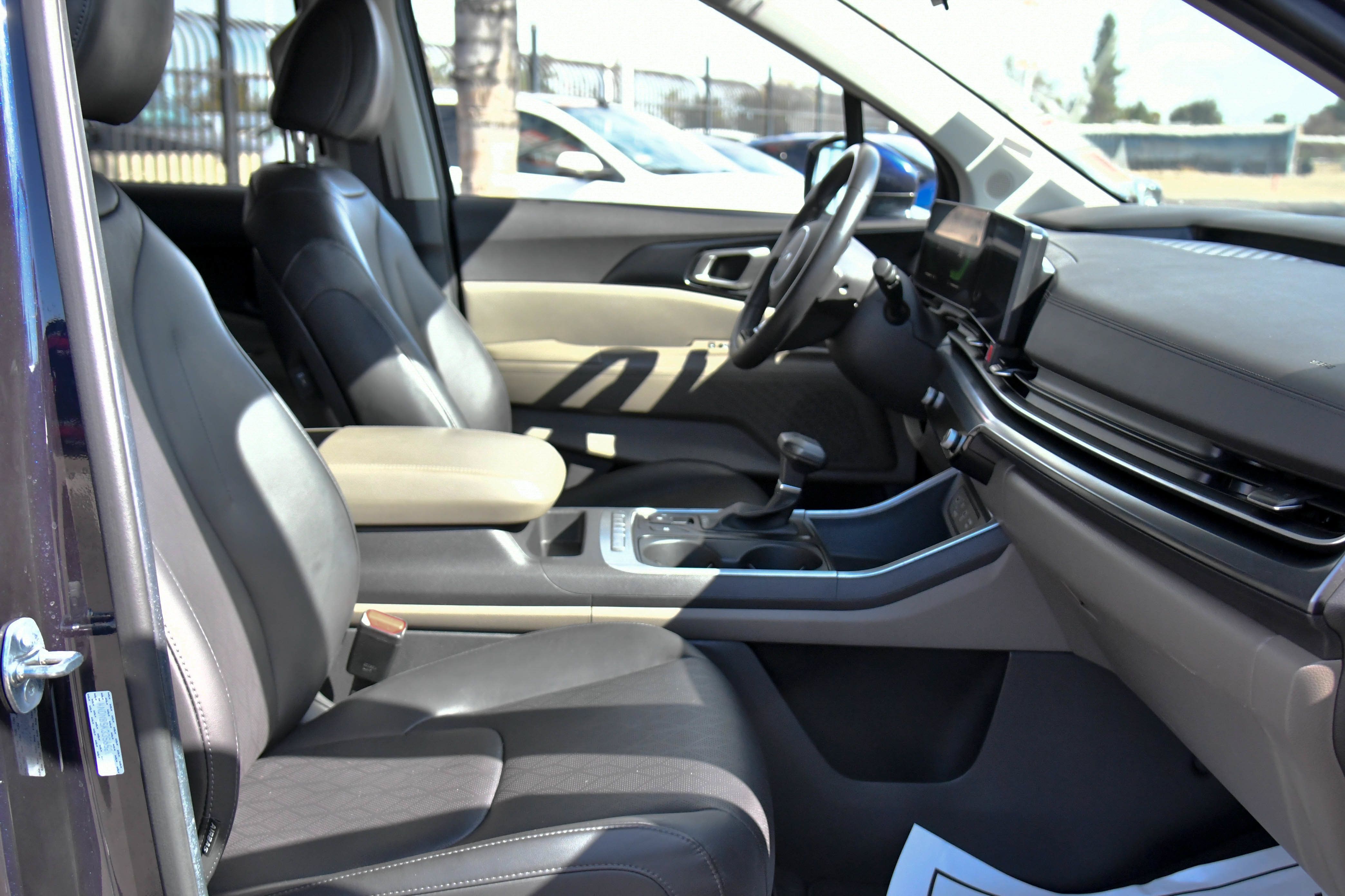 Used 2025 Kia Carnival FWD image 50