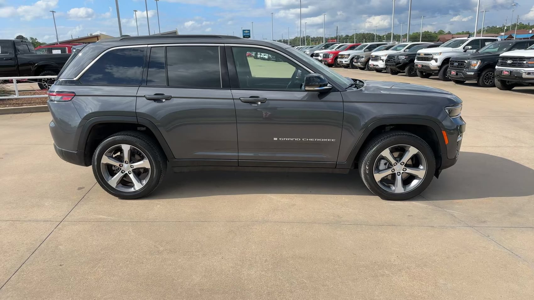 Used 2025 Jeep Grand Cherokee Limited AWD/4WD image 8
