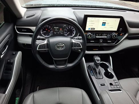 Used 2023 Toyota Highlander XLE FWD image 12