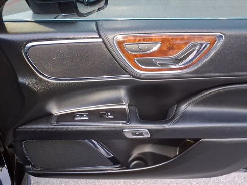 Used 2017 Lincoln Continental Select image 5