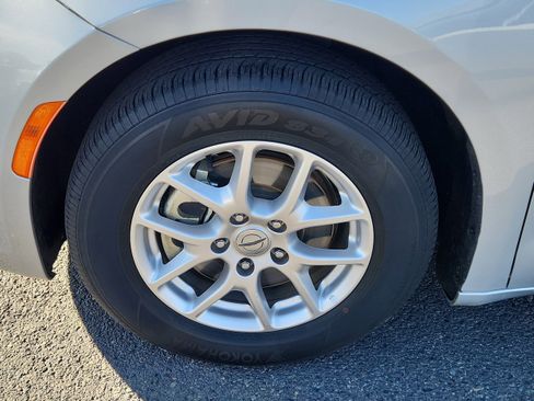 Used 2024 Chrysler Pacifica Touring-L image 7