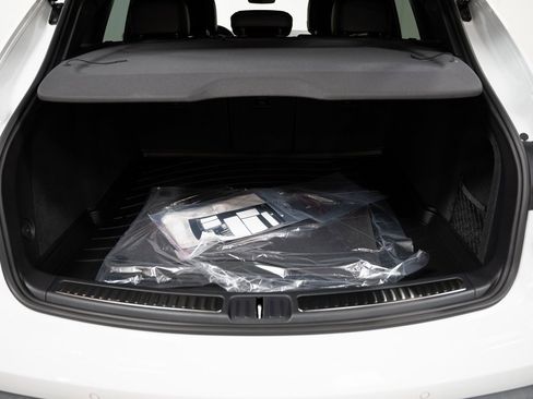 Used 2024 Porsche Macan image 10